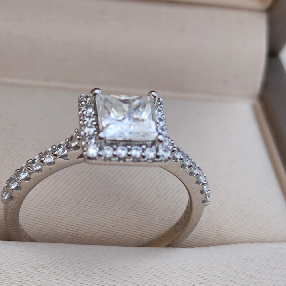 luxurious 5.5mmx5.5mm 1CT grade of moissanite square s925 ring